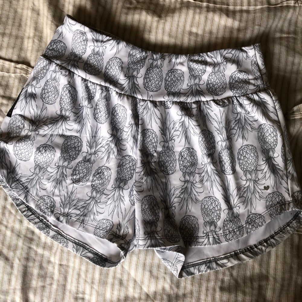 Medium white pineapple runners